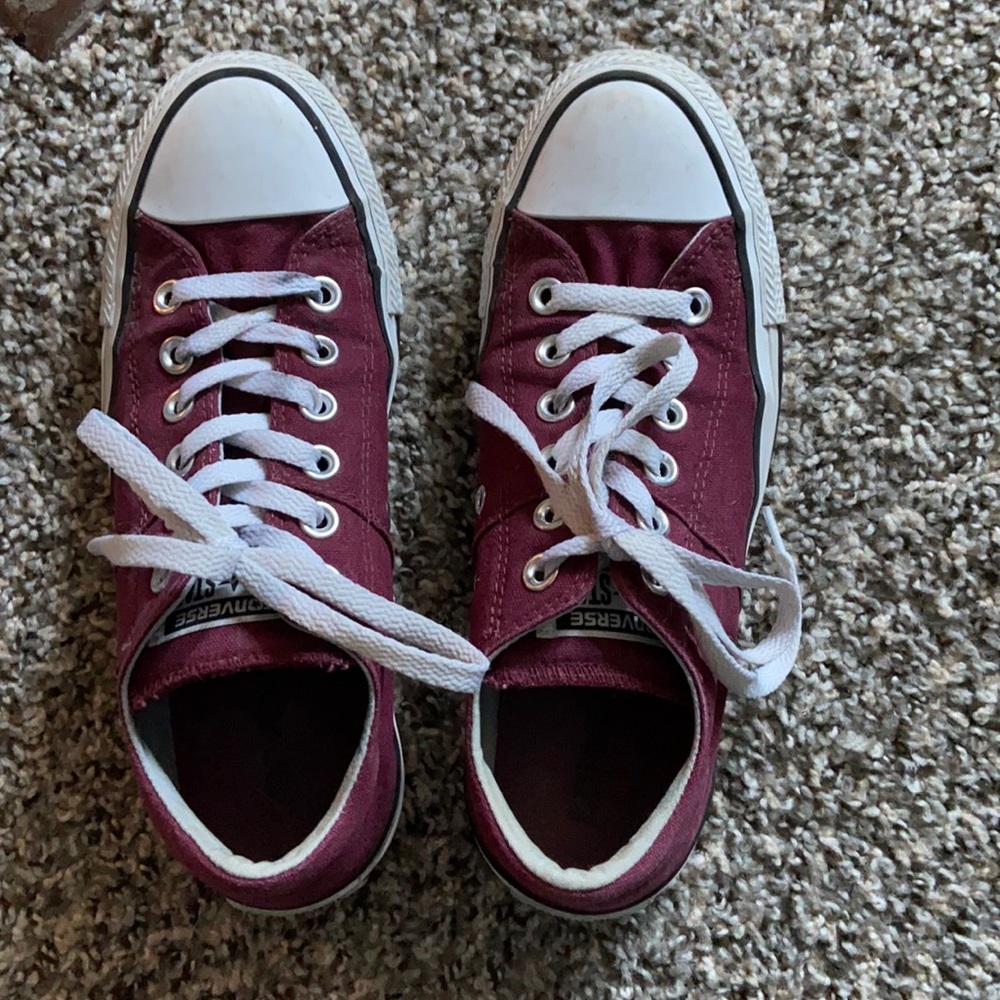 Size 7 maroon low top converse